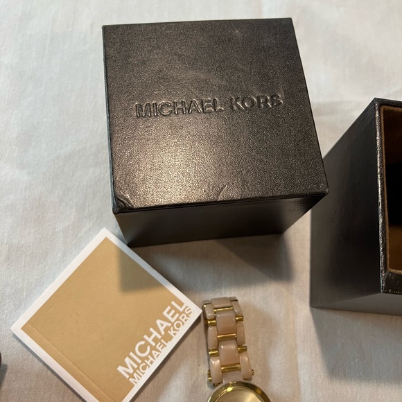 Michael Kors rose gold pale pink watch - Picture 11 of 11